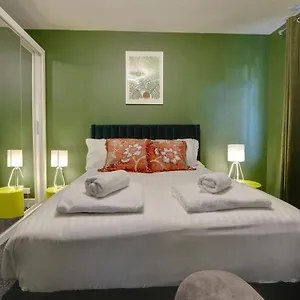 https://upmarket-stylish-4-bed-house.yorkshirehotels.net